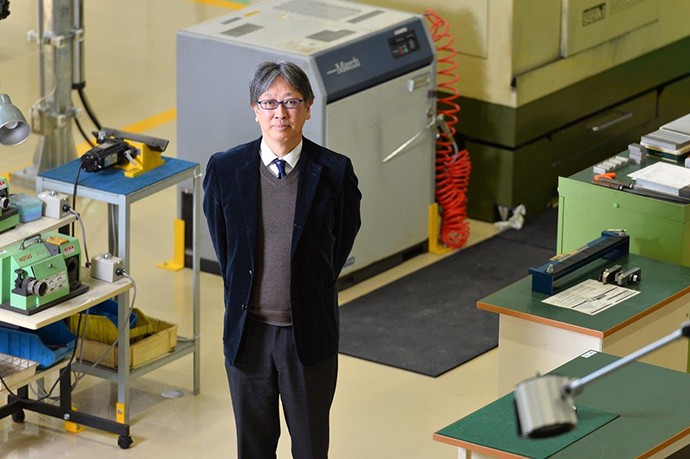 「チャレンジすることを楽しんでほしい」と話す齋藤和也学生部長。「創造性開発工房」で