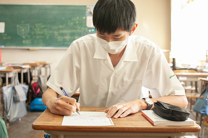 数学のテーマ研究に取り組む男子生徒=MIKIKO撮影