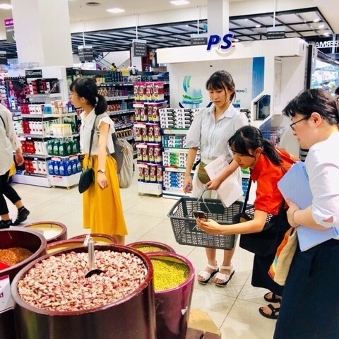 「緑豆で熱中症予防」を提案したグループが、ベトナム・ホーチミン市のスーパーで市場調査。現地の緑豆の値段を調べ、街頭インタビューした=2019年7月、横浜市立南高校提供
