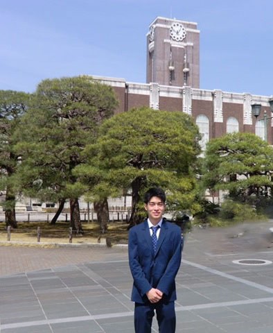 合格を勝ちとり、京都大学キャンパスに立つ新田勝さん(写真:新田さん提供)※撮影時のみマスクを外しています