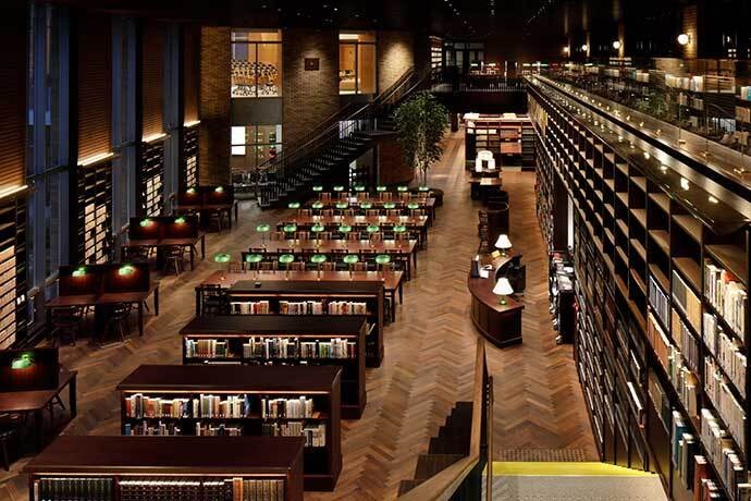 高槻中学・高校の図書館=大阪府高槻市、同校提供