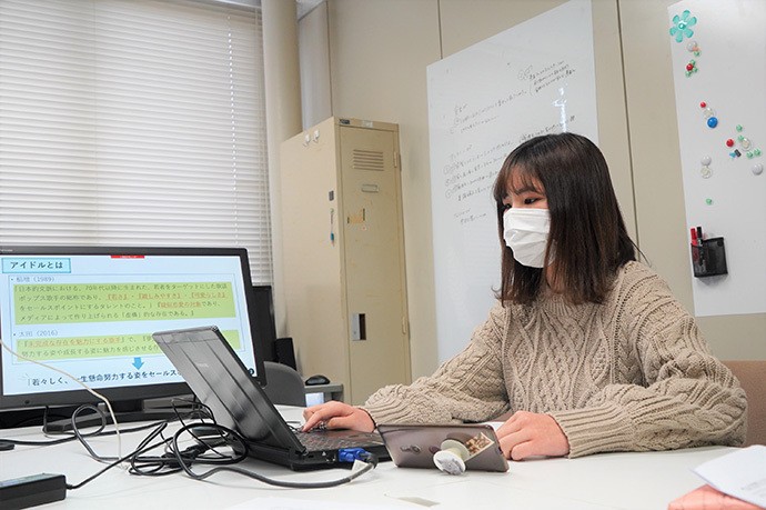 卒業研究の発表をする岩谷紗希さん。「今まではコンテンツを見る側でしたが、作る側の視点ももつことで、アイドルの見え方も変わりました」(井関さん提供)