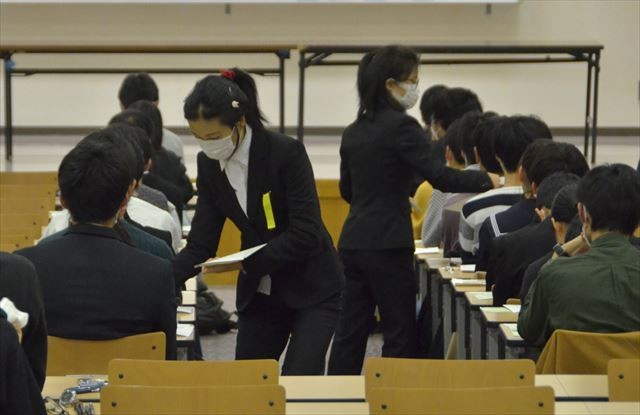 今年の名古屋大入試では試験監督者らが全員マスクを着用し、教室の出入り口などに消毒液が置かれた=2020年2月