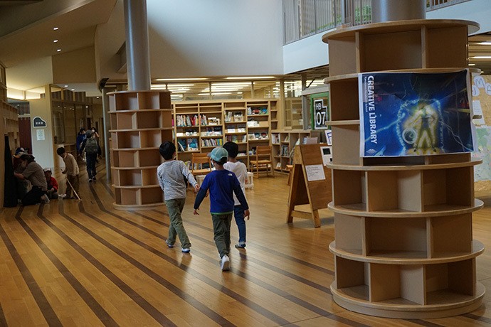 子どもたちの生活空間のいたるところに本がある。現在蔵書は3万冊だが、収蔵容量としては閉架書庫を含め約6万冊ある=石臥薫子撮影