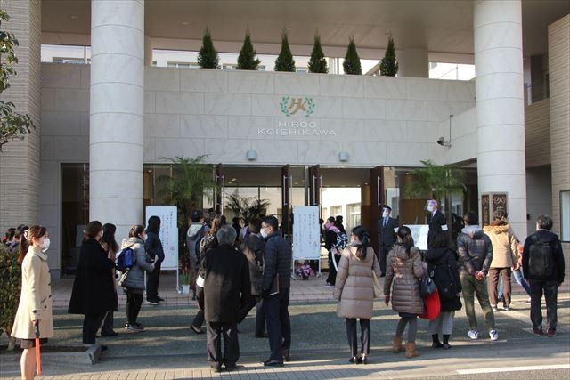 広尾学園小石川の午後入試に臨む受験生と保護者=2021年2月1日、東京都文京区、柏木友紀撮影
