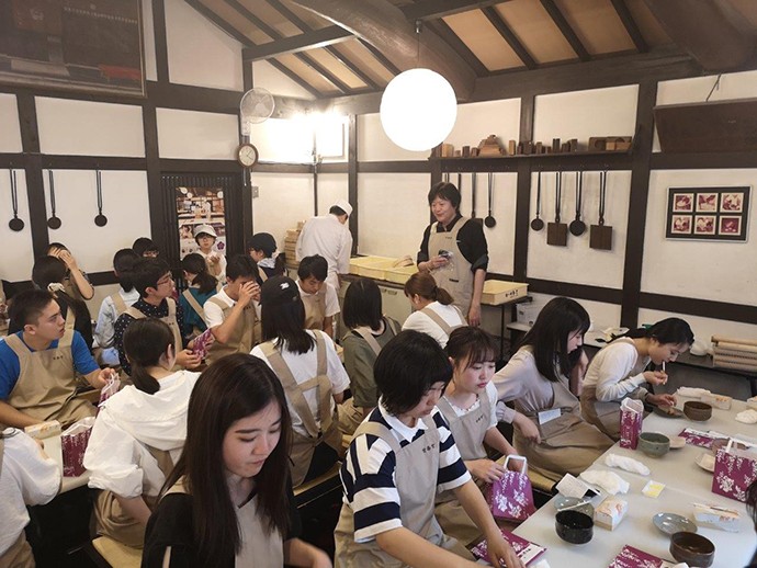 2019年に行われた1年生の研修旅行の様子。フィールドワークとして、京菓子の老舗、「甘春堂(東店)」で和菓子作りを体験(写真提供/京都府立大)