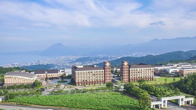 【文中写真】キャンパスと別府市街