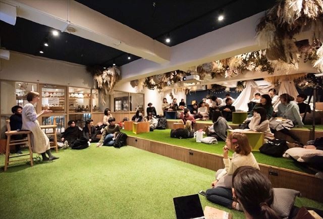 岩田さんが企画した泊まれるシアター「TheaterZzz」での授業風景。