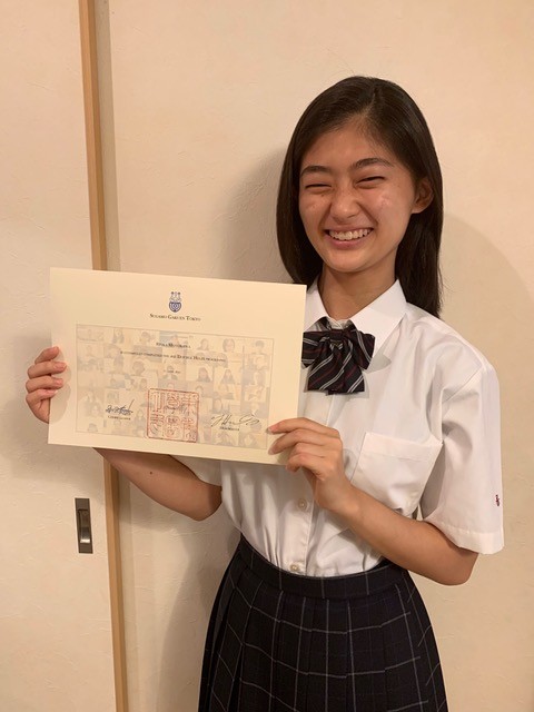 DHの修了証を手にする市川高校の女子生徒=本人提供