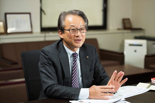 一級建築士であり不動産鑑定士でもある学部長の中城康彦教授。「実社会で失敗しながら学ぶしかなかったことを、ここではリアルな知識として習得することができます」