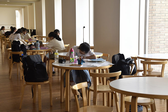 広々としたカフェテリアは生徒の憩いの場。自習をする生徒も