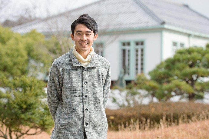 1年生の加藤敦詞さんは理系出身。「データを分析したり、調べものをしたりするのが好きでこの学部を選びました。今は、プレゼンテーションやレポートの文章力など、文系の知識もバランスよく学べています」