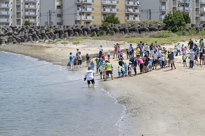現代システム科学域が大阪湾・尾崎港で行った地引き網漁体験イベント