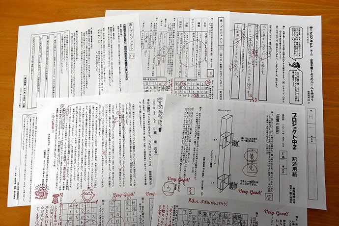 生徒は読書・論文指導部がつくったプリント教材で学ぶ=清風中学・高校提供