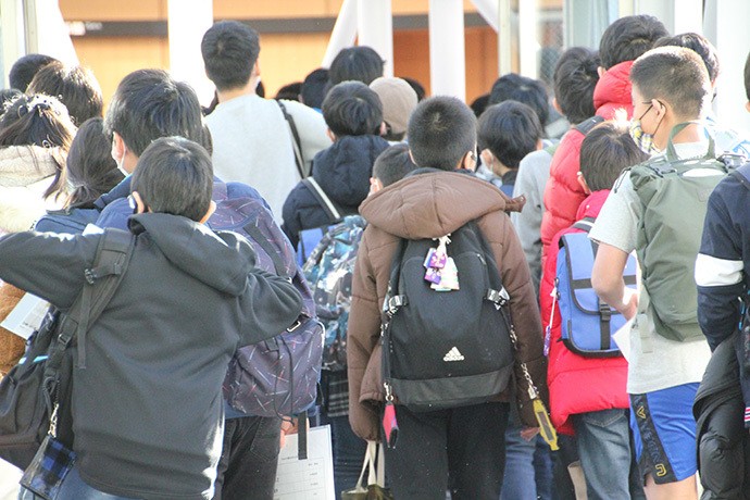 入試会場に向かう受験生たち=2021年1月、東京都内、柏木友紀撮影