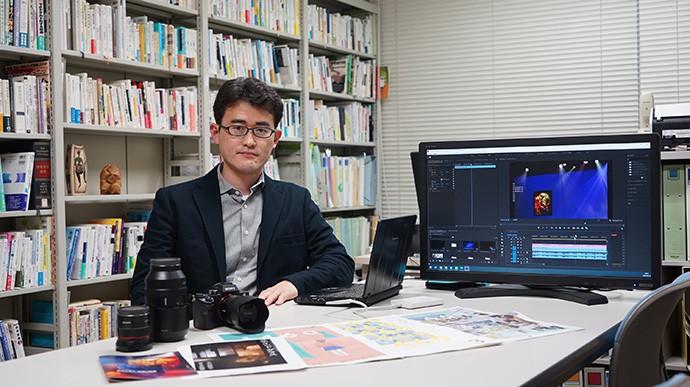 「学生の冊子作りや映像制作では、私が撮影を担当することも多いです」と井関教授。所有するカメラの機材は豊富だ(井関さん提供)
