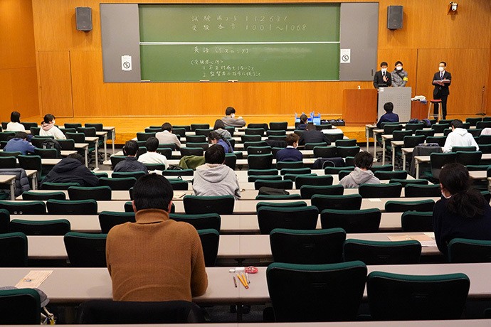 間隔を空けて行われた大学入学共通テスト第2日程の英語で、試験開始を待つ受験生たち=2021年1月30日、東京都文京区の東京大学、瀬戸口翼撮影