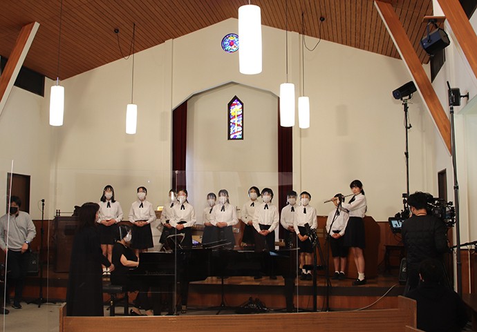 合唱する、武蔵野市立第一小学校「TENKA合唱団」の子どもたち=2021年1月、東京都武蔵野市