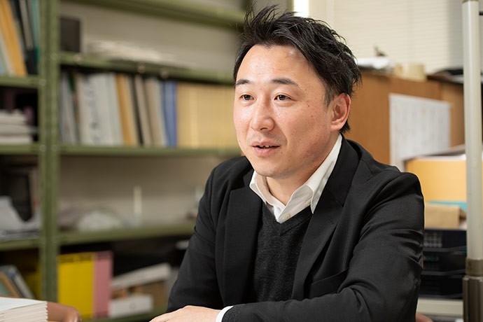 「足利はコミュニケーションがとりやすく、いろんな組織が協力してくれます。小さな波が少しずつ広がっていくのを感じています」。組織や団体の枠を超えた人々が定期的にミーティングを開催し、足利の活性化に取り組んでいると大野准教授は話す(写真/朝日新聞出版・高野楓菜)