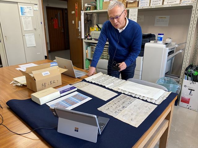 古文書を並べ、オンライン授業を行う関口博巨准教授。古文書のなかで、「難しき」という言葉が、江戸時代では「六ケ敷」と表記されていた。「歴史を知るために史料の参照は不可欠。正しく解釈し、自ら新しい歴史像を構築する面白さを伝えたい」(関口准教授)(写真/濱田ももこ)