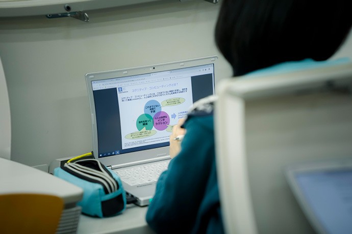 パソコンを開き、データサイエンスの授業を受ける学生=成城大提供