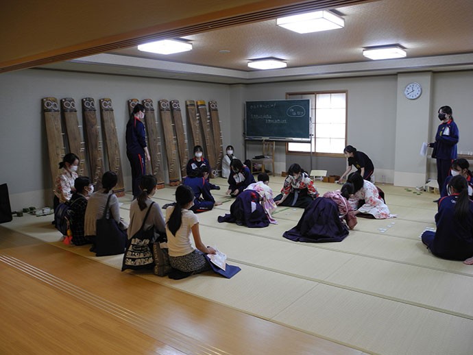 山脇学園中学・高校の学校説明会で在校生の活動を見学する参加者=22年9月、同校提供
