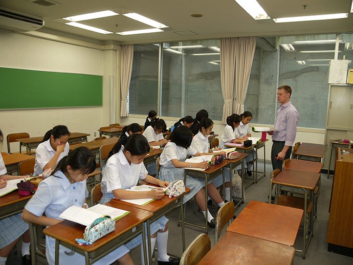 頌栄女子学院の英語の授業は習熟度別の少人数クラスで実施されている(同校提供)