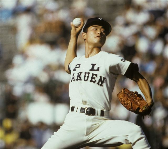 1985年8月、甲子園球場で力投するPL学園の桑田真澄投手