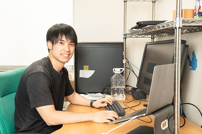 「こんなに、みんなが異なるテーマに取り組んでいる研究室はないと思います。広告、スポーツ、印象……いろんな題材の研究に対する考え方を知ることができて、視野が広がります」(前野さん)