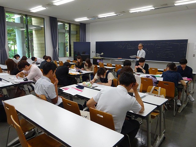 授業では少人数教育を徹底し、密度の濃い学習や研究をめざす(写真提供/青山学院大学)