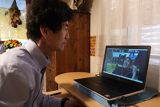 自宅からZoomで大学院の双方向型オンライン授業に参加する記者。画面で講義しているのは中原淳教授。