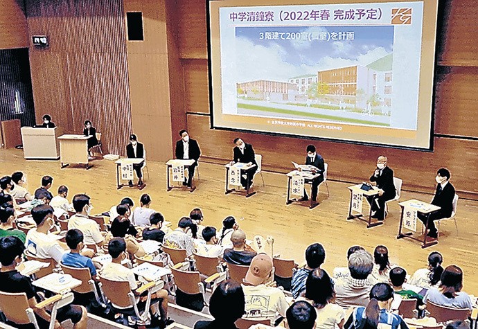 今年8月に開いた附属中の説明会には、多くの親子が訪れた=金沢学院大提供