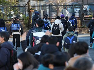 保護者に見送られ、試験会場に向かう受験生ら
