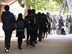 都立高校一般入試に向かう受検生たち