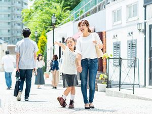 夏休みは「勉強」より「おしゃべり」　 ハーバード、イェール、プリンストン大に合格した娘を育てた薄井シンシアさんに聞く「考える力」の育て方（上）